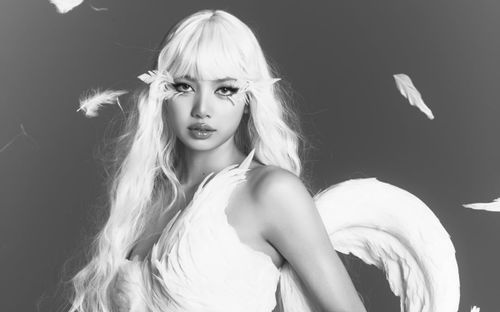 Ngẩn ngơ với loạt ảnh Lisa (BLACKPINK) khoe chân dài, visual cực 'bén'