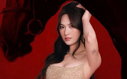 Phương Anh Đào tạo dáng bên hắc mã ngày 29 Tết