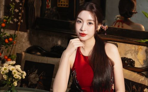 Đỗ Mỹ Linh mặc áo yếm đỏ rực, khoe trọn nhan sắc 'mẹ một con'