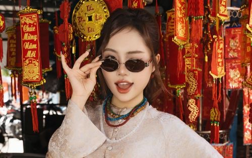 Phương Mỹ Chi mang guốc gỗ, e ấp diện trang phục truyền thống