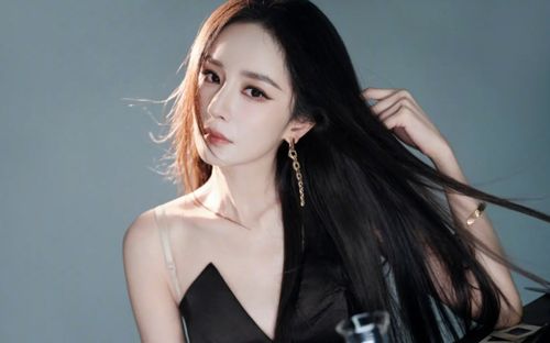 Dương Mịch khoe vẻ đẹp gợi cảm ở tuổi U40