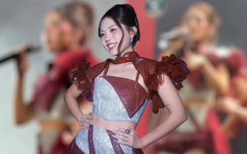 Phương Mỹ Chi bị bung dây áo trên sân khấu, cách xử lý khiến ai cũng bất ngờ