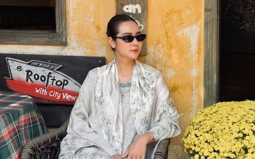 Huyền Lizzie thả dáng ở phố cổ ngày Tết