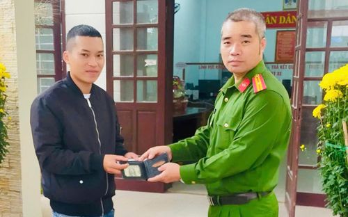 Nhặt được 'món đồ quý' mùng 3 Tết, người đàn ông tức tốc báo Công an