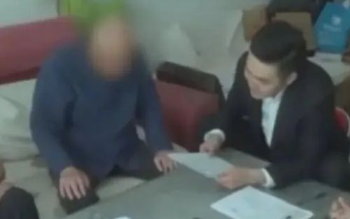 Chăm sóc cụ ông 93 tuổi suốt 12 năm, người hàng xóm được tặng 5 căn nhà