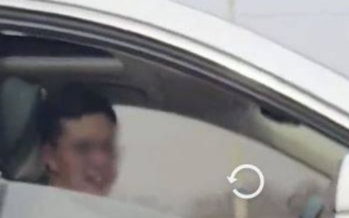 Người phụ nữ gặp lại mối tình đầu 10 năm trước trên đường cao tốc, phản ứng gây xôn xao