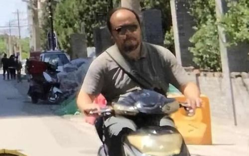 Nam ca sĩ nổi tiếng một thời giờ sống cảnh bần cùng, béo phì không thể nhận ra