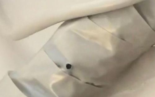 Phát hiện chấm đen bất thường trên máy lạnh nhà nghỉ, hai cô gái báo cảnh sát thì rõ sự thật