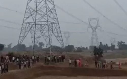 Người vợ leo lên cột điện cao thế vì giận chồng, cảnh tượng khiến dân làng xôn xao