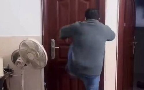 Người cha đập phá cửa phòng con gái sau khi thấy một hành động, lý do gây phẫn nộ