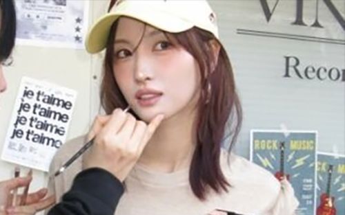 Momo (TWICE) khoe vòng eo săn chắc khiến hội chị em trầm trồ