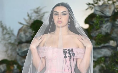 Charli XCX 'hóa cô dâu' trên thảm đỏ ra mắt phim Đồi Gió Hú