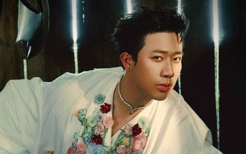 Trấn Thành diện trang phục 'lạ mắt' mừng tuổi mới