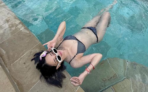 Nữ ca sĩ 'gây sốt' với loạt ảnh bikini khi đi nghỉ dưỡng, nhan sắc đẳng cấp nhất nhì showbiz