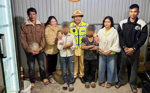 Phát hiện 2 cháu bé lạnh run lang thang bên đường, cảnh sát tiếp cận liền tỏ chuyện đằng sau