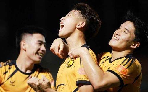 Tiền vệ Việt kiều Lào tỏa sáng trong ngày buồn của Tiến Linh