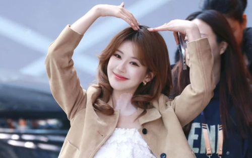 Triệu Lộ Tư gây 'sốt' trong ngày trở lại