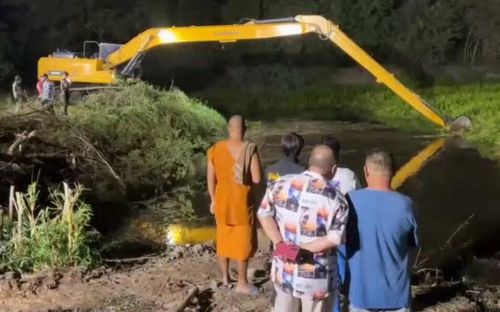 Dùng máy xúc đào ao trong chùa, người dân chứng kiến cảnh tượng đau lòng