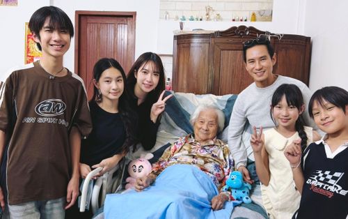 Vợ chồng Lý Hải đưa 4 con về quê thăm bà nội hơn 100 tuổi