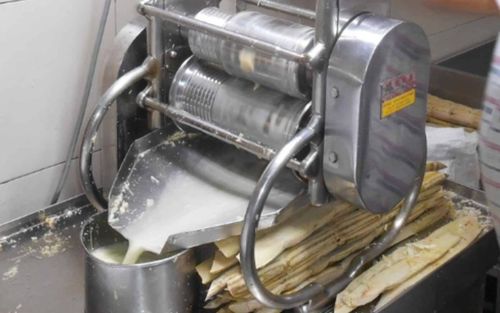 Chồng bị cuốn tay vào máy ép nước mía, người vợ bất lực chứng kiến