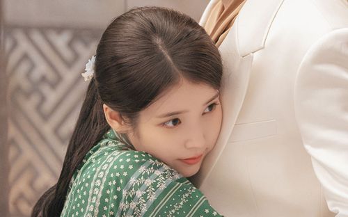 IU sánh đôi bên nam thần mới: nhan sắc gây sốt toàn cõi mạng