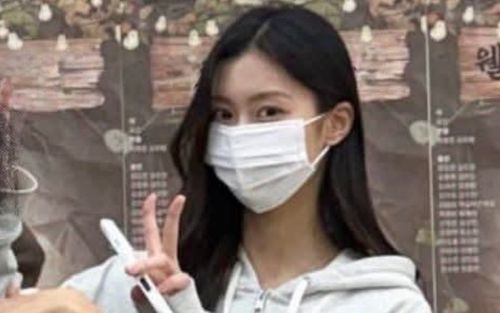 Nữ ca sĩ bị 'tống cổ' khỏi showbiz hiếm hoi được bắt gặp