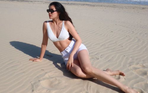 Khánh Vân mặc bikini tự tin thả dáng trong chuyến du lịch ở Bình Thuận