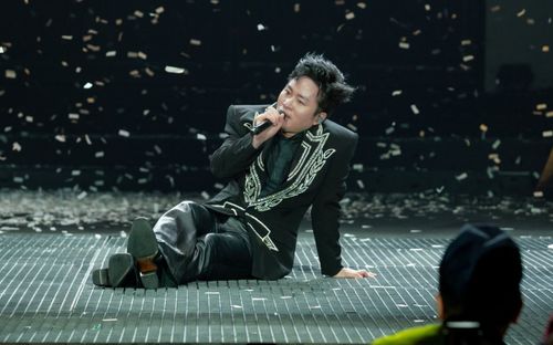 Tùng Dương bị 'bao vây' trên sân khấu