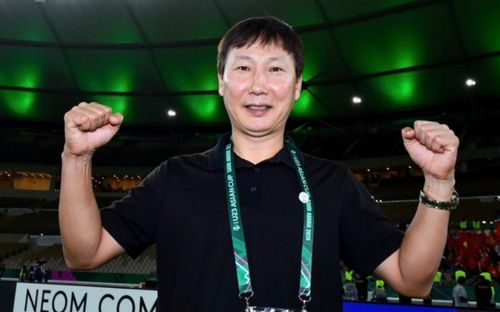 HLV Kim Sang Sik lập kỳ tích châu Á khi Malaysia chính thức bị loại