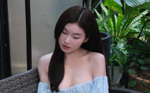 Á hậu Ngọc Thảo mặc váy trễ vai xuyên thấu, e ấp chuẩn 'nàng thơ'