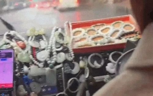 Đặt xe qua ứng dụng, người đàn ông sững sờ trước cảnh tượng bên trong