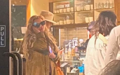 Britney Spears lần đầu lộ diện sau bê bối uống rượu khi lái xe