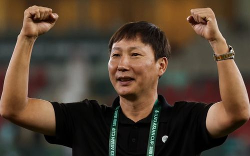 Báo Hàn Quốc: HLV Kim Sang Sik đã bỏ xa Trấn Thành