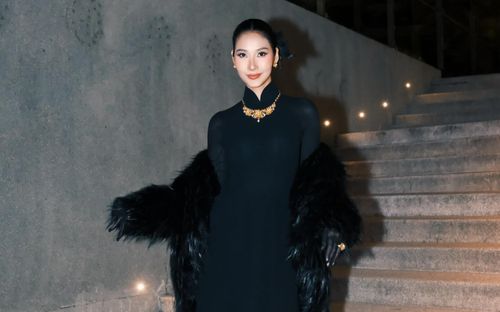 Á hậu Hoàng Thùy diện áo dài đen kín đáo, khí chất nổi bật tại sự kiện quốc tế