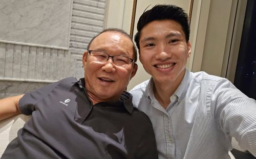 HLV Park Hang Seo tặng quà lớn cho Đoàn Văn Hậu