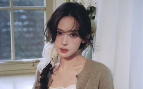 Cổ Lực Na Trát được khen ngoài đời 'đẹp gấp 10 lần' so với trên ảnh