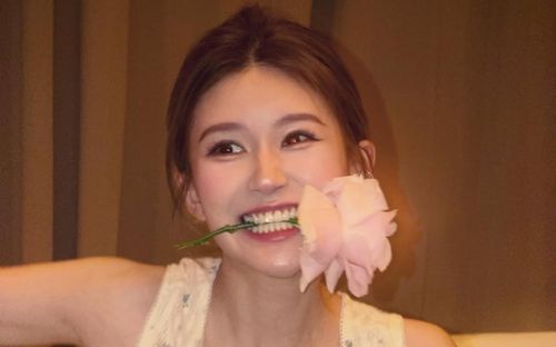Triệu Lộ Tư khoe nụ cười ngọt ngào khiến fan xuýt xoa
