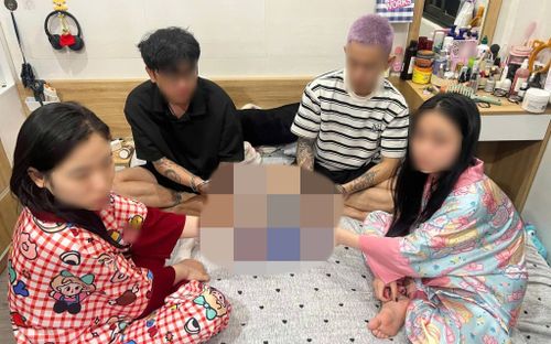 4 nam nữ thanh niên bị bắt quả tang đang có hành vi đáng xấu hổ trong phòng ngủ