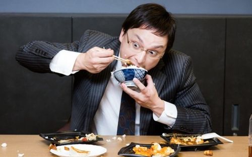 Một thói quen khi ăn cơm nhiều người mắc phải có thể làm tăng nguy cơ ung thư dạ dày