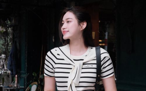 Đỗ Thị Hà đẹp dịu dàng khi dạo phố