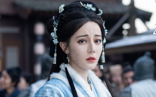 Địch Lệ Nhiệt Ba lại gây tranh cãi