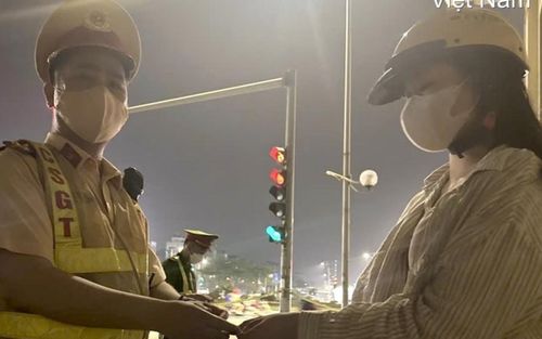 Biết người nhặt được số tiền mình đánh rơi nhưng không đòi được, nữ sinh xử lý cực thông minh