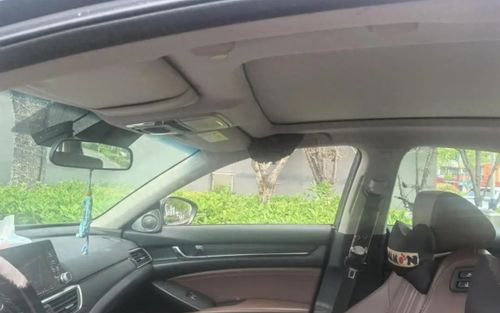 Dừng xe 15 phút không đóng cửa sổ, người đàn ông 'chết lặng' khi quay lại