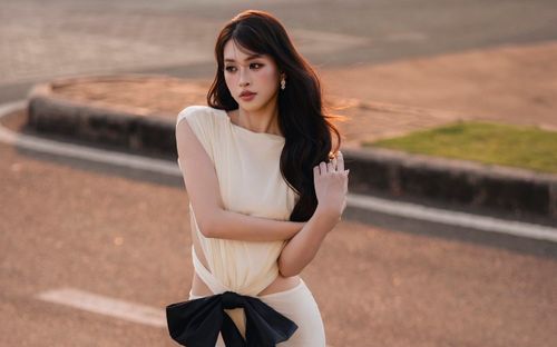 Tiểu Vy diện váy cắt xẻ hở bạo khoe body nóng bỏng tột độ