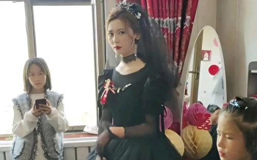 Cô dâu mặc váy cưới màu đen, chú rể 'méo mặt' trong ngày trọng đại