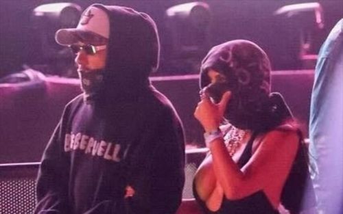 Người mẫu Kim Kardashian bị bắt gặp khoác tay bạn trai ở Coachella