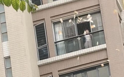 Người phụ nữ ném xấp tiền mặt từ ban công chung cư, người dân tranh nhau nhặt