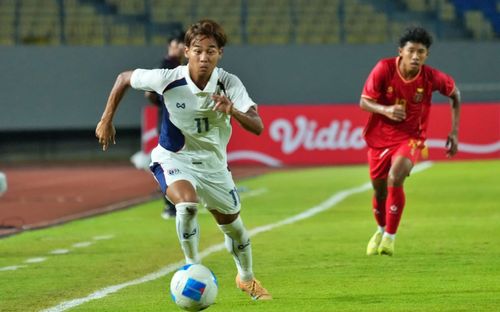 CĐV Thái Lan phản ứng dữ dội khi đứng dưới Lào