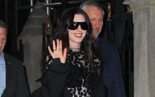 Khán giả dành 'mưa lời khen' khi nữ diễn viên Anne Hathaway diện váy xuyên thấu