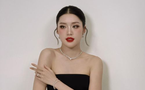 Phương Oanh 'đốt mắt' với vai trần quyến rũ